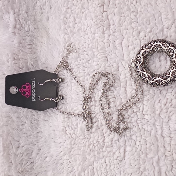 Wintry Wreath Silver Lanyard with free earrings - Picture 1 of 3